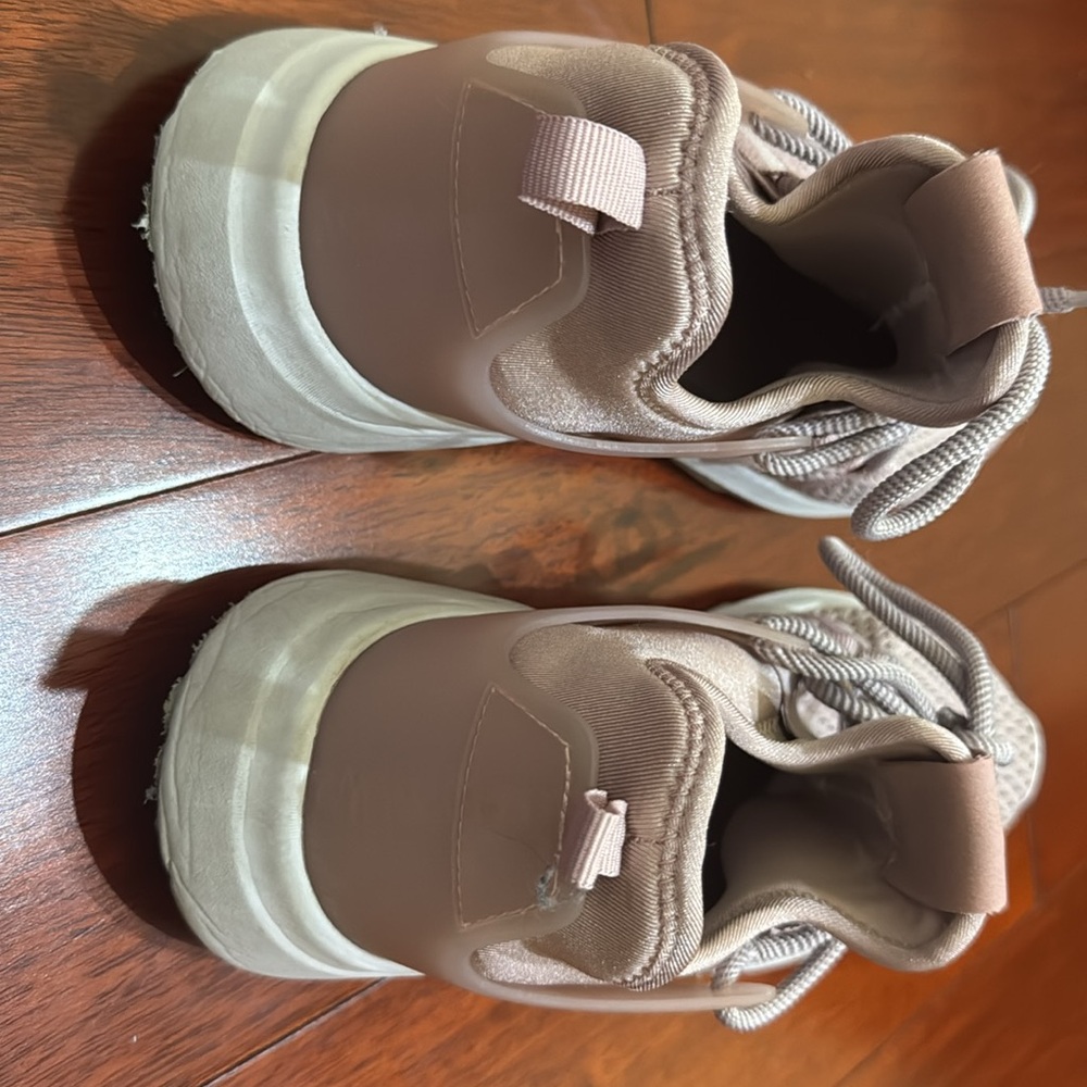 Fabletics  Women’s Mesh Performance Sneaker US 9 - Picture 4 of 5